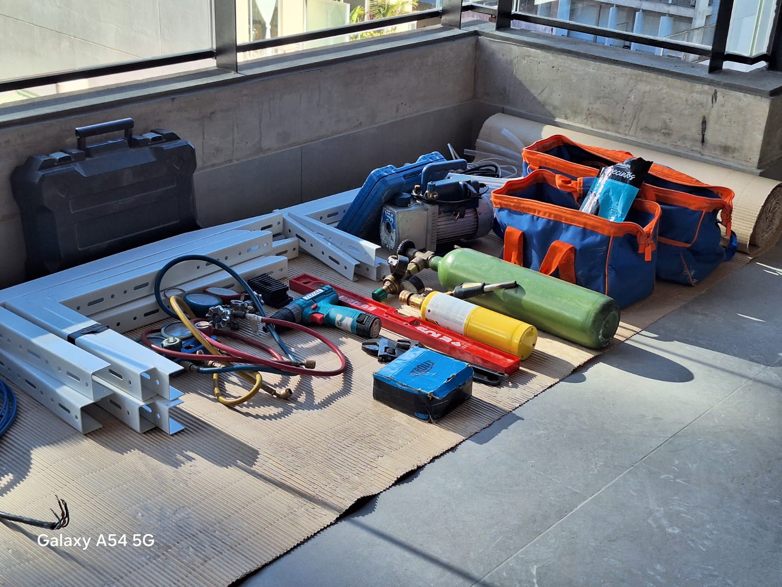 Bomba de vacío y herramientas profesionales para una instalación garantizada