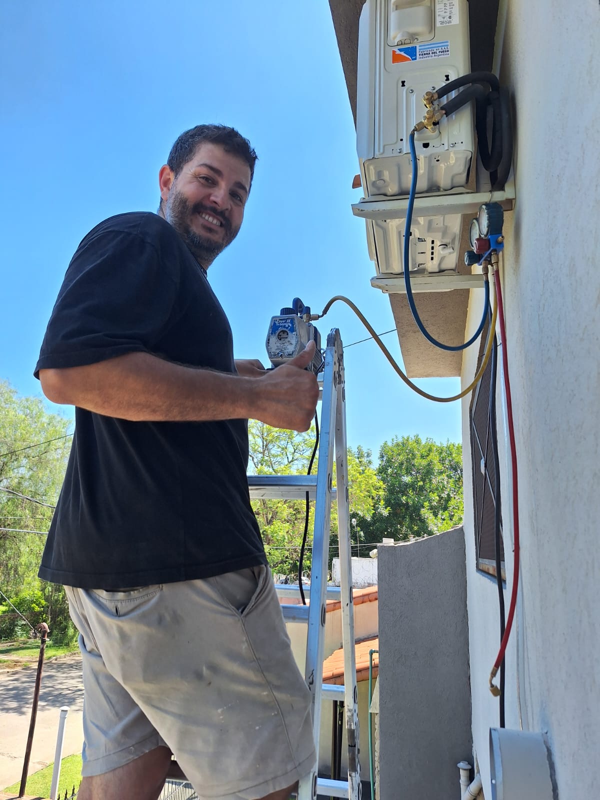 Martín (Técnico Matriculado) trabajando en unidad Carrier XPower Inverter con refrigerante R-32