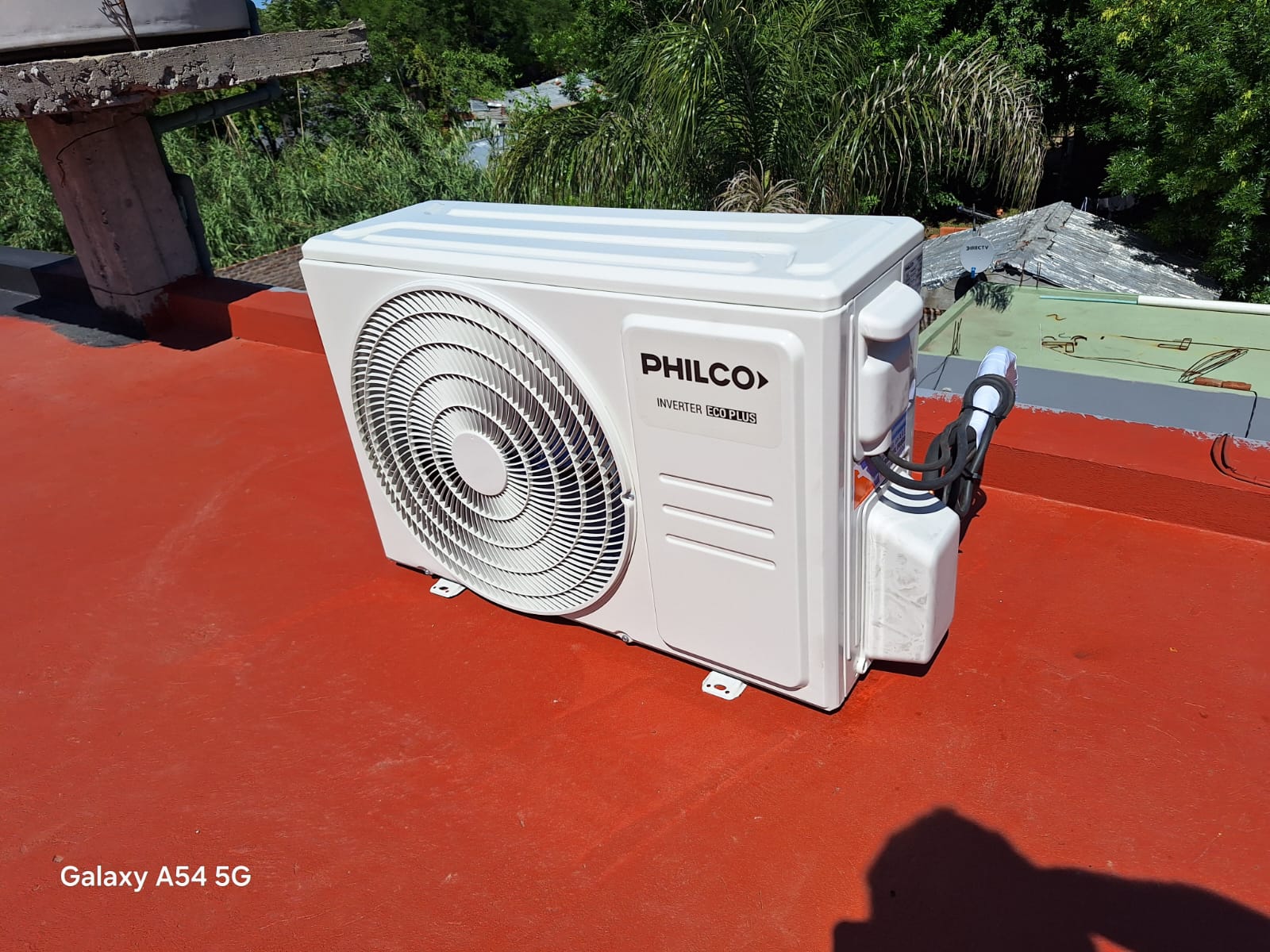 Unidad condensadora Philco Inverter instalada sobre techo rojo